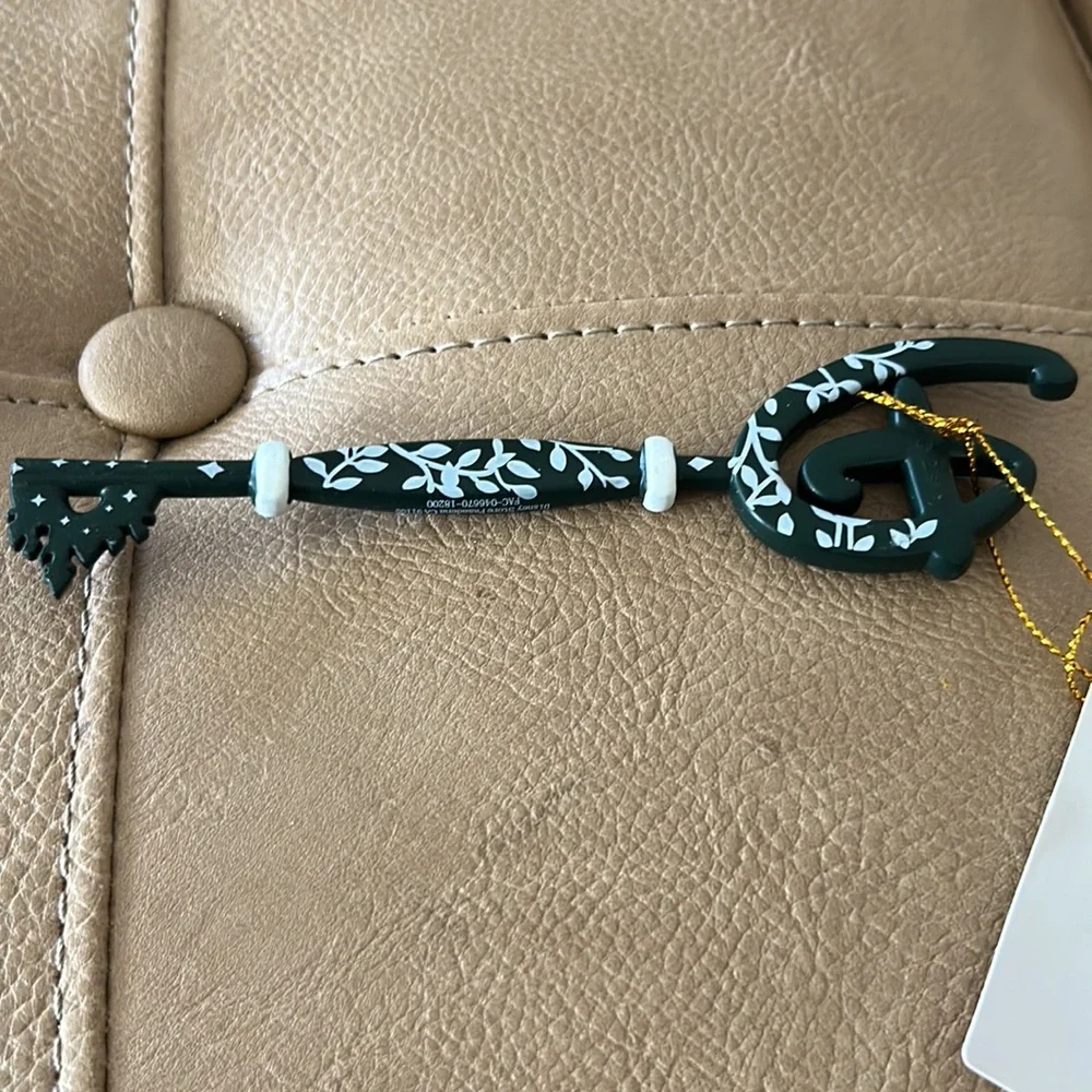 Disney’s exclusive, key and black and white with a castle - Picture 5 of 6